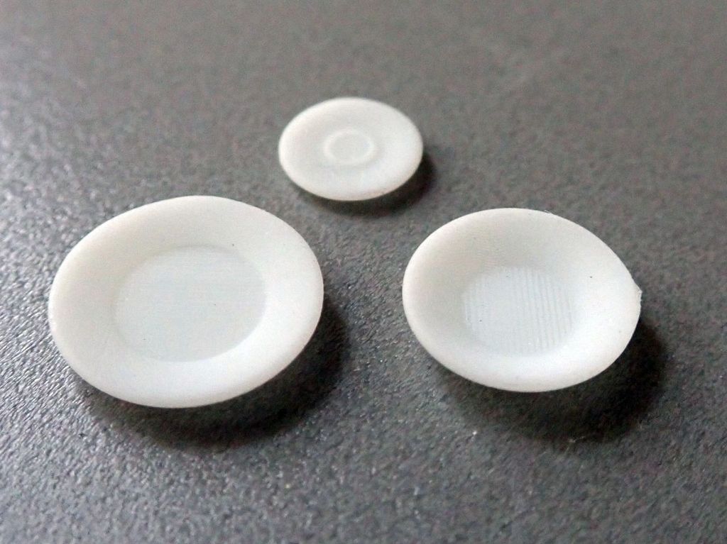 Teller Set 1:22,5: 5 Sets aus je 1 Untertasse, 1 flachen und 1 tiefen Teller, 3D-Druck