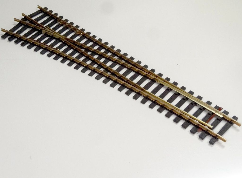 Regelspurweiche 64 mm, R 3m, 15° links, Fertigmodell