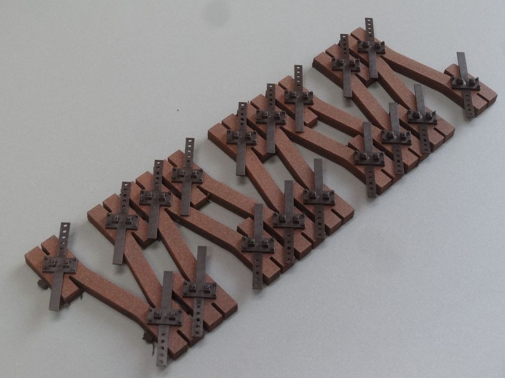 Y-Stahlschwellen 45 mm, Code 250, 33 Stück 77 x 49 x 6 mm, Abstand 33 mm