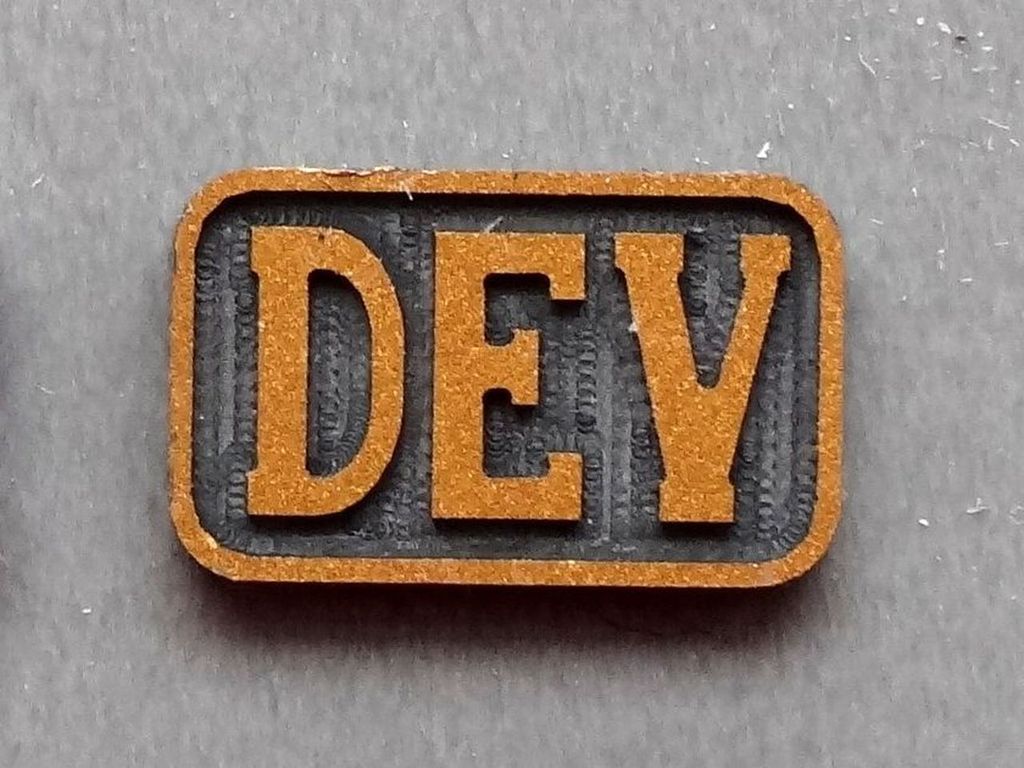 DEV gold/schwarz 12 x 7 mm, 2-Schicht-Kunststoff