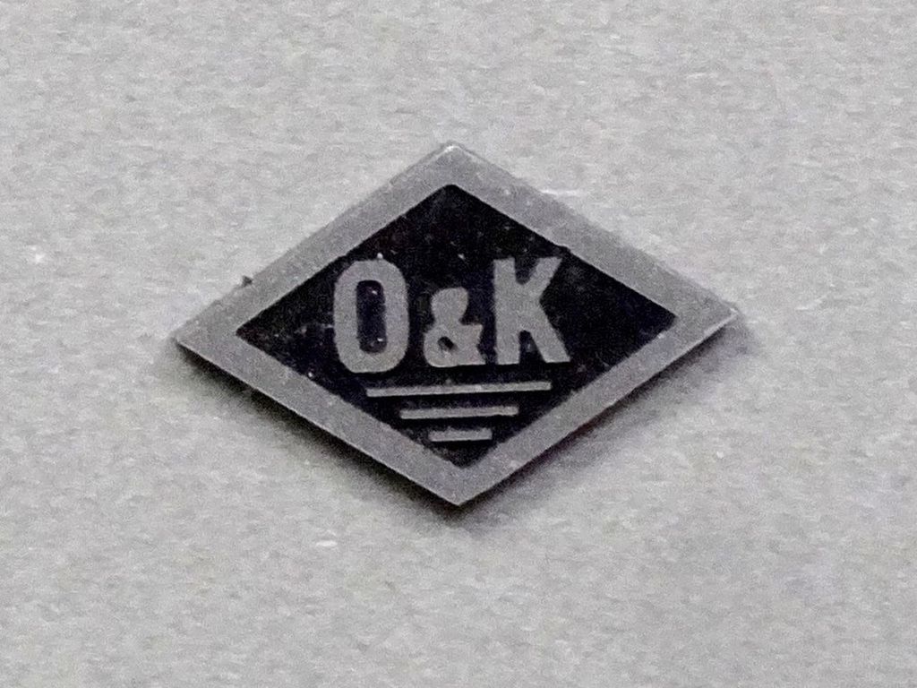 Lok-Fabrikschild O&K 14 x 9 mm, 2-Schicht-Kunststoff