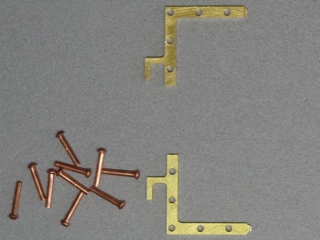 Nietenwinkel mit Aufhänger, 1 Paar 14 x 14 x 0,5 mm, Messingblech